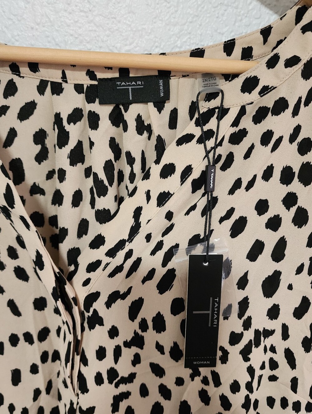 Tahari Cheetah Leopard Print V-Neck Blouse Long Bubble Sleeve 2X NWT - Picture 4 of 7